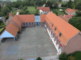 800px-Nielles-lès-Bléquin_école_1